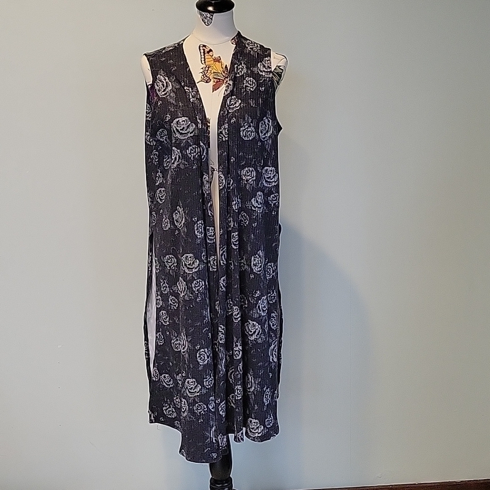 LULAROE joy vest black rose cardigan duster top.  Split sides.  Size is Medium.